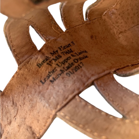 Gentle Souls by Kenneth Cole "Break My Heart" Cage Sandal - Picture 2 of 7